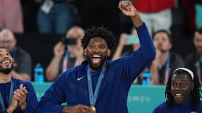 Joel Embiid avec la médaille d'or décrochée par Team USA lors de la finale de basket contre les Bleus, JO de Paris 2024, 10 août 2024