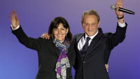 Anne Hidalgo avec le maire de Paris Bertrand Delanoë, qui a annoncé qu'il ne briguerait pas un troisième mandat. L'actuelle première adjointe du maire de Paris remporterait son duel face au candidat de droite dans toutes les hypothèses au premier tour des