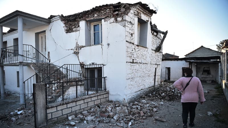 Une maison endommagée dans le village de Mesohori, près de la ville de Tyrnavos, après qu'un fort tremblement de terre de magnitude 6,3 a frappé la région centrale grecque de Thessalie le 3 mars 2021. (Photo d'illustration)