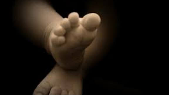 Le bébé de 13 mois a été retrouvé seul dans un voiure su un parking.