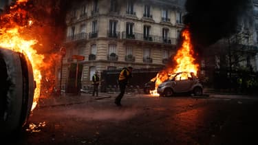 Des voitures en flammes à Paris, le 1er décembre.