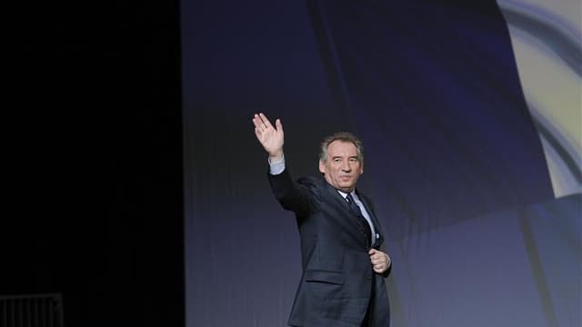 La défaite de François Bayrou, battu dimanche dans son fief des Pyrénées-Atlantiques, marque l'échec d'une stratégie personnelle autant que les difficultés pour le centre de se faire entendre dans une vie politique française de plus en plus bipolaire. /Ph