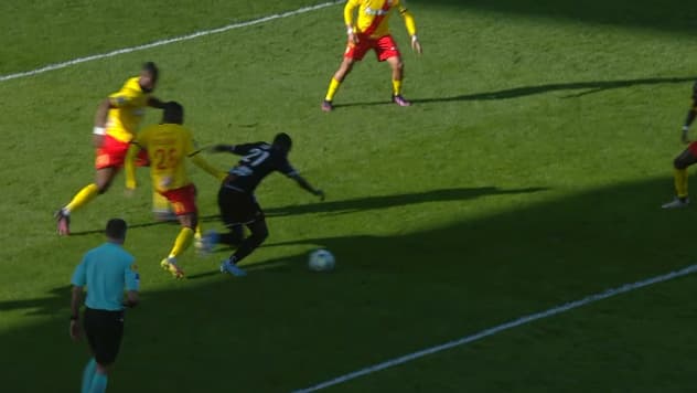 Mohamed Ali-Cho s'écroule dans la surface lensoise. Mohamed Ali-Cho s'écroule dans la surface lensoise.