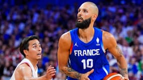 Le Japonais Yuki Togashi n'arrive pas à défendre contre le Français Evan Fournier lors des JO de Paris, le 30 juillet 2024