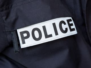 Un badge de la police sur une veste (illustration)