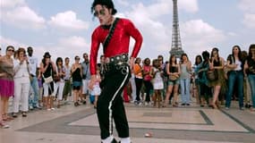 Plusieurs dizaines de personnes ont participé samedi à un hommage à Michael Jackson, sous la Tour Eiffel, un an après la mort de la star américaine. /Photo prise le 26 juin 2010/REUTERS/Gonzalo Fuentes