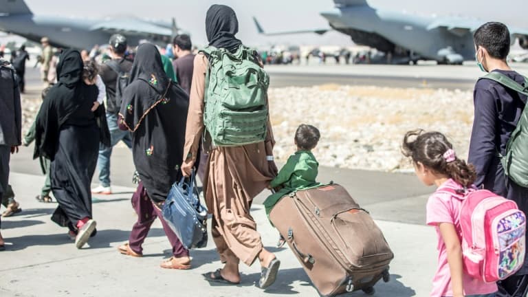 Des Afghans à l'aéroport de Kaboul en attente d'être évacués, le 24 août 2021.