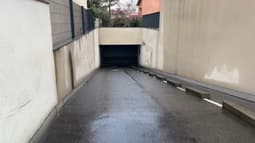 Le garage où a été séquestrée et torturée une adolescente de 15 ans par d'autres mineurs