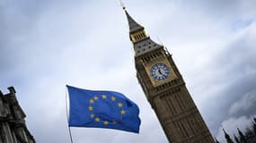 Un drapeau de l'UE flotte au vent devant la Tour Elizabeth et le Palais de Westminster, les Chambres du Parlement, dans le centre de Londres, le 1er mars 2023.