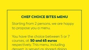 Le menu du restaurant sur la terrasse de l'hôtel Yalo à Gand, la consommation minimale est de 65 euros. Le menu du restaurant sur la terrasse de l'hôtel Yalo à Gand, la consommation minimale est de 65 euros.