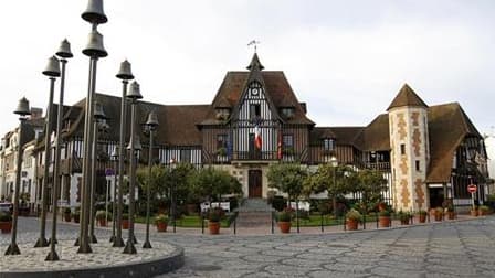 La mairie de Deauville. La France et l'Allemagne veulent ancrer davantage la Russie à l'Occident à la faveur d'un sommet tripartite, lundi et mardi, dans la cité balnéaire normande. /Photo prise le 2 septembre 2010/REUTERS/Vincent Kessler