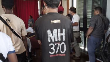 Des personnes assistent à une conférence de presse organisée par une association représentant les familles des disparus du MH370, le 5 décembre 2016 à Madagascar.