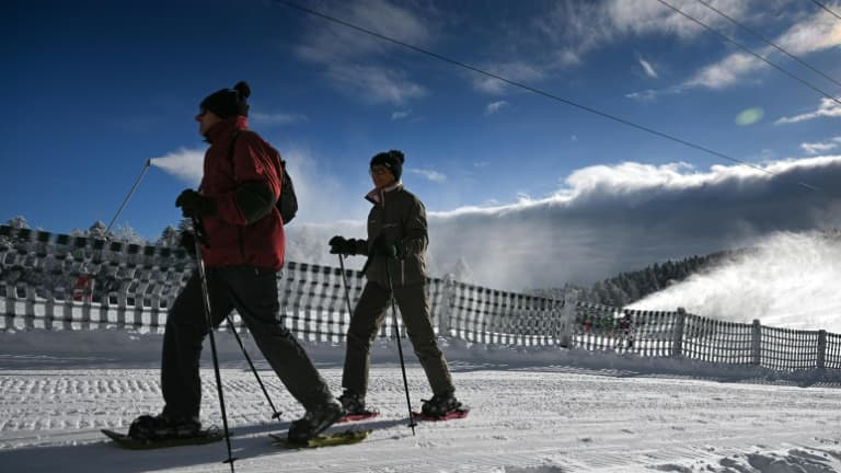 Des randonneurs en raquettes à la station de ski du Grand Ballon, près de Sewen, dans le Haut-Rhin, le 20 janvier 2023.