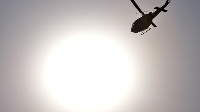 L'hélicoptère, un Robinson R44 Raven 2, a reçu une centaine de plombs sur sa carlingue 