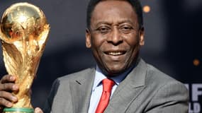 Pelé avec le trophée de la Coupe du monde