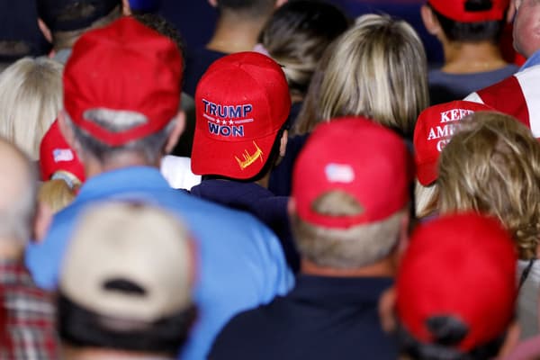 Des militants républicains lors d'un meeting le 1er octobre 2022 dans le Michigan, un homme porte une casquette "Trump a gagné", en référence à l'élection présidentielle de 2020.