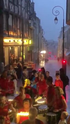 La pluie s’invite lors de la fête de la musique à Bourges - Témoins BFMTV