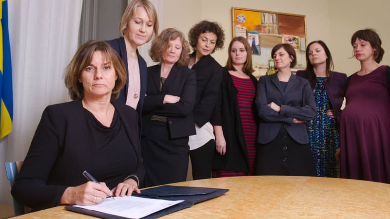 La numéro 2 du gouvernement suédois, Isabella Lövin, signe un projet de loi, entourée uniquement de femmes