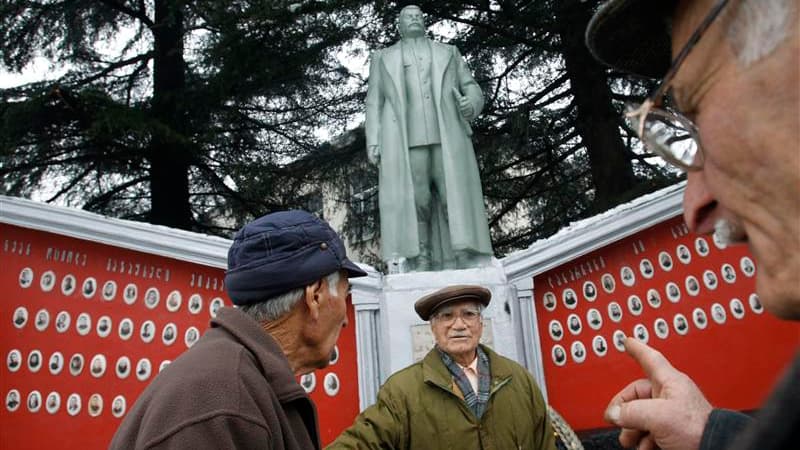 Le petit village de Zemo Alvani, dans les montagnes de Géorgie, à 200 km au nord-est de Tbilissi, a retrouvé sa statue de Staline vendredi, pour le 133e anniversaire de la naissance de l'ancien dirigeant soviétique. /Photo prise le 21 décembre 2012/REUTER
