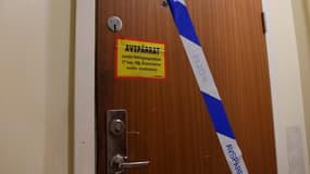 La porte de l'appartement en banlieue de Stockholm