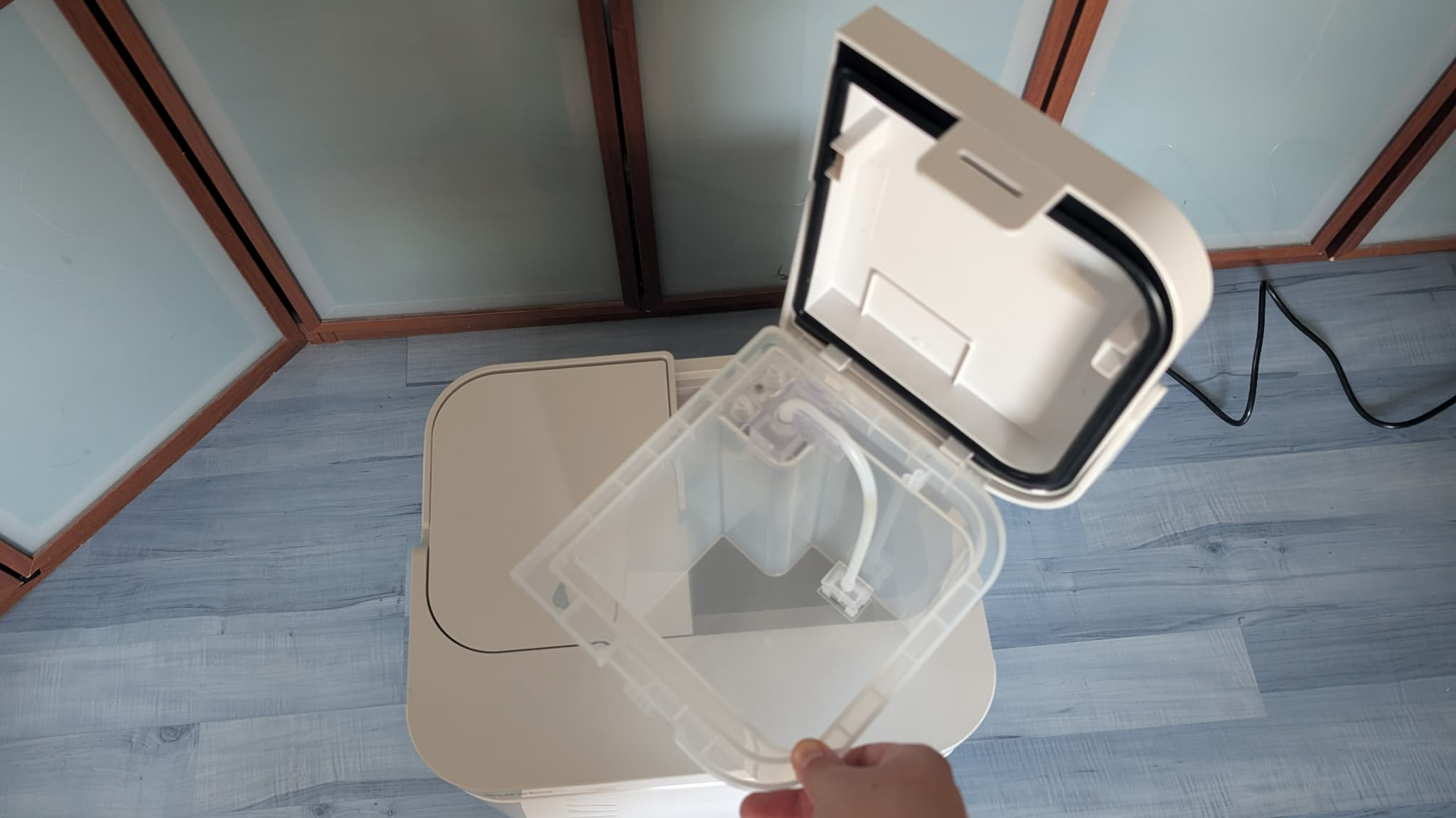 Avec sa capacité de 4 litres, le bac d’eau propre dure un petit moment. Avec sa capacité de 4 litres, le bac d’eau propre dure un petit moment.