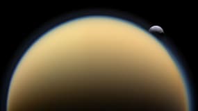 La lune saturnienne Tethys se glisse derrière Titan, sur une image de la sonde Cassini reçue le 27 janvier 2010. 