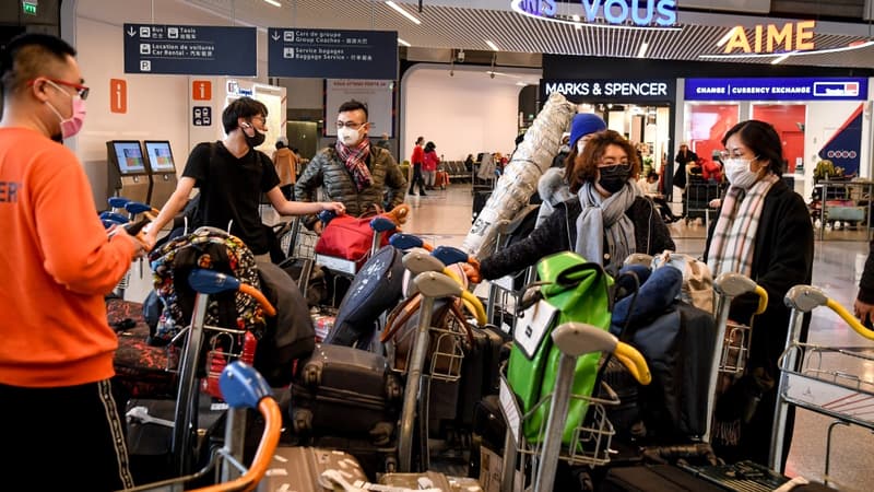 Des voyageurs à l'aéroport Roissy Charles-de-Gaulle, le 26 janvier 2020. - Alain JOCARD / AFP