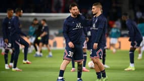 Les Parisiens Lionel Messi et Marco Verratti à l'échauffement avant d'affronter Manchester City en Ligue des champions au Parc des Princes, le 28 septembre 2021 