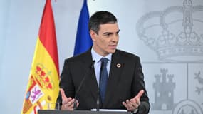 Le Premier ministre espagnol Pedro Sanchez s'adresse aux journalistes lors d'une conférence de presse le 28 janvier 2025 au palais de La Moncloa à Madrid.