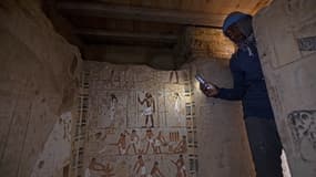 Quatre tombes de dignitaires pharaoniques ont été découvertes à Saqqara près du Caire en Égypte et dévoilées le 26 janvier 2023