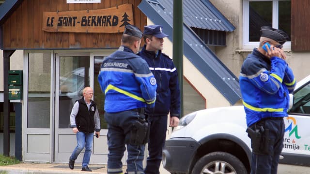 Des gendarmes devant le lieu où est décédé le petit Abdelrazak.