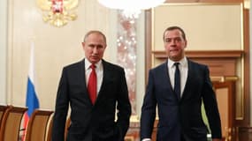 Vladimir Poutine et Dimitri Medvedev avant une réunion avec des membres du gouvernement à Moscou en Russie, le 15 janvier 2020