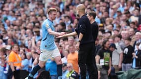 Kevin De Bruyne de Manchester City quitte le terrain après avoir été remplacé et est embrassé par Pep Guardiola lors du match de Premier League à l'Etihad Stadium, Manchester. Samedi 12 avril 2025.