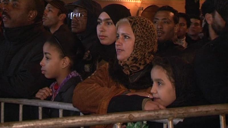 A marrakech, les habitants bravent le froid pour voir des films gratuitement en plein air.