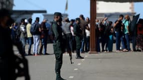 Des personnes font la queue à Colombo, au Sri Lanka, pour visiter le palais présidentiel le 13 juillet 2022