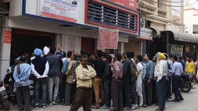 En Inde, de longues files d'attente se sont formées devant les banques pour tenter d'échanger les billets de 500 et 1.000 roupies devenus inutilisables sur décision du gouvernement 