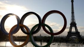 Les anneaux olympiques sont installés près de la Tour Eiffel, le 14 septembre 2017, au lendemain de la désignation officielle de la capitale comme ville-hôte des Jeux de 2024