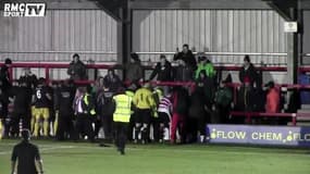 Il quitte ses buts pour aller se battre en tribunes