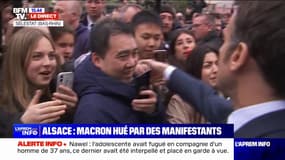 "On est là, même si Macron ne veut pas, on est là": un chant de manifestants entonné pendant le bain de foule d'Emmanuel Macron