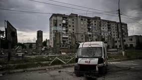 Une ambulance détruite par des tirs russes à Lysssytchansk, dans le Donbass, en Ukraine, le 18 juin 2022