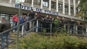 Le forcené abattu par les policiers ce vendredi à Echirolles, en Isère, a été atteint mortellement d'une balle sur les cinq tirées par les policiers. 