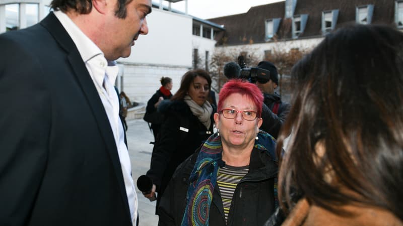 Martine Henry, la mère de Jonathann Daval, échange avec l'avocat de son fils, Randall Schwerdorffer, au tribunal de Besançon, dans le Doubs, le 7 décembre 2022