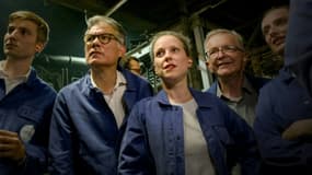 Olivier Faure et la candidate du Nouveau Front populaire pour Matignon, Lucie Castets, en visite à l'usine Duralex de La Chapelle-Saint-Mesmin (Loiret) le 31 juillet 2024