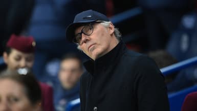 L'entraîneur Laurent Blanc sur le banc de l'OL le 2 avril 2023