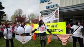Des ouvrières de Lejaby manifestant en avril contre les suppressions d'emploi dans l'entreprise de confection de lingerie, sur le site de Rillieux, près de Lyon. Lundi, les employées ont demandé au tribunal de grande instance de Lyon de suspendre le plan
