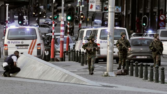 L'homme a fait exploser sa valise avant d'être abattu par des policiers.