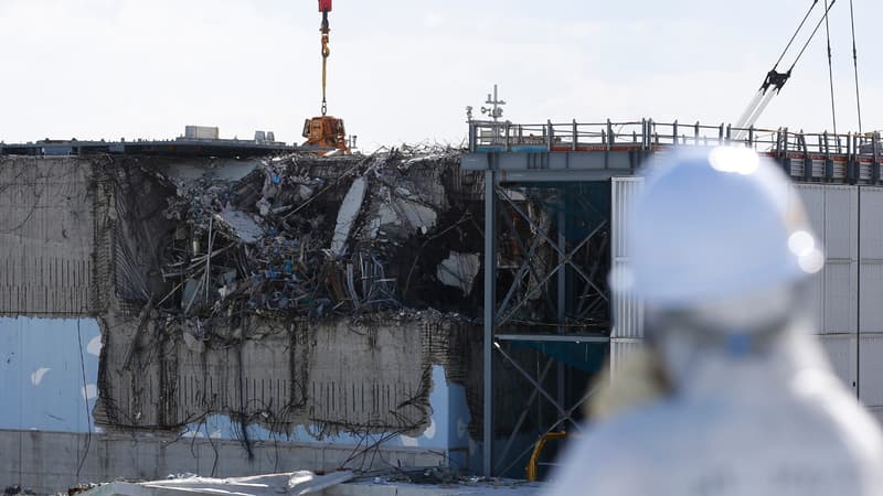 Homme portant une combinaison de protection, en février 2016, sur le site de Fukushima.