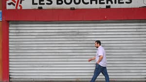 Une vue de la boucherie, fermée temporairement suite à la contamination de 18 enfants par la bactérie Escherichia coli (E. coli) à Saint-Quentin le 23 juin 2025.