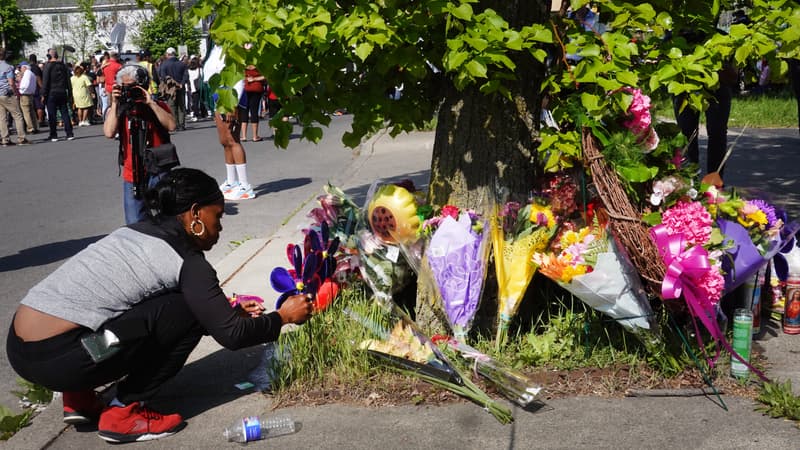 Des gerbes de fleurs déposées à Buffalo après une tuerie qui a fait 10 morts