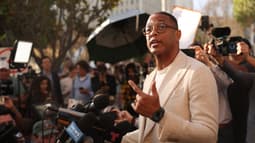 Le journaliste américain Don Lemon s'adresse à la presse après sa libération, devant le palais de justice fédérale Edward R. Roybal, à Los Angeles, le 30 janvier 2026.